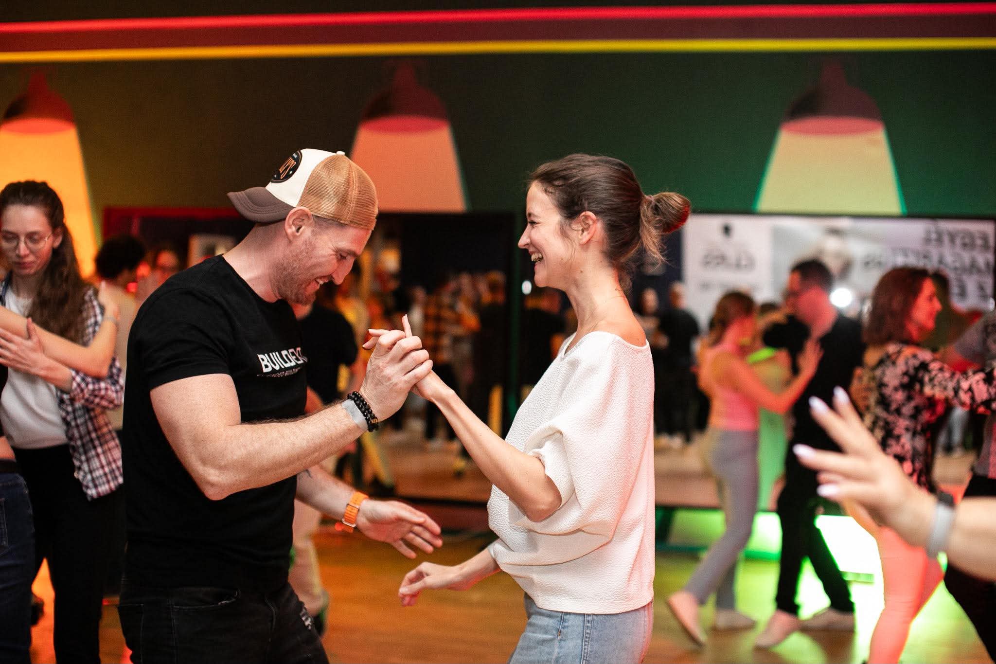 salsa dancers